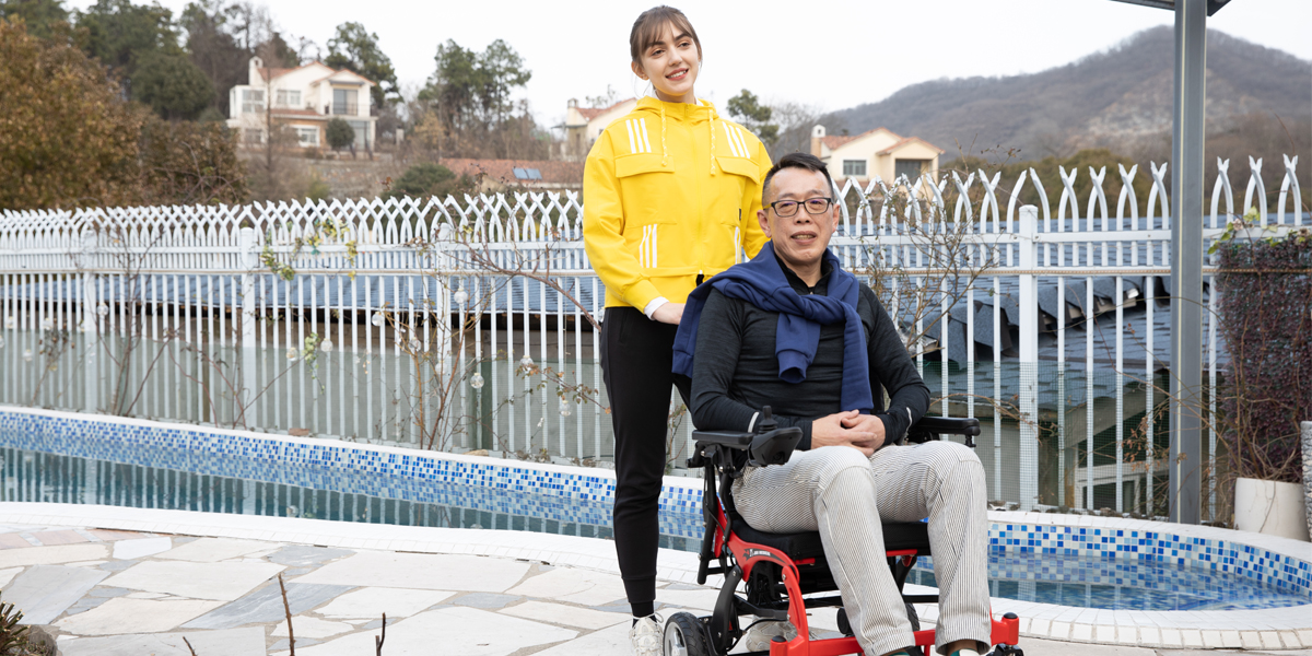 Sedia a rotelle elettrica anziana